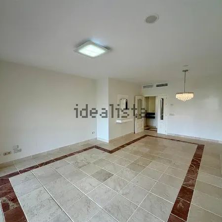 Alquiler de piso en Calle Pico Alcazaba, 1 De - Photo 1