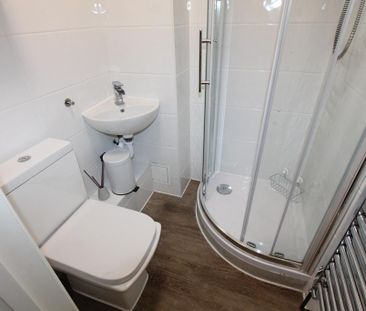 4 bedroom flat to rent - Photo 2