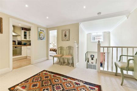 This splendid property situated on the top floor of a beautiful Pimlico period house offers 2 double bedrooms, study, 2 bathrooms, a separate kitchen and lovely views over the square. - Photo 4