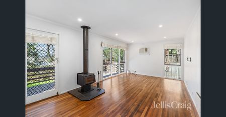 Cosy Unit Living in the Heart of Rosanna - Photo 2