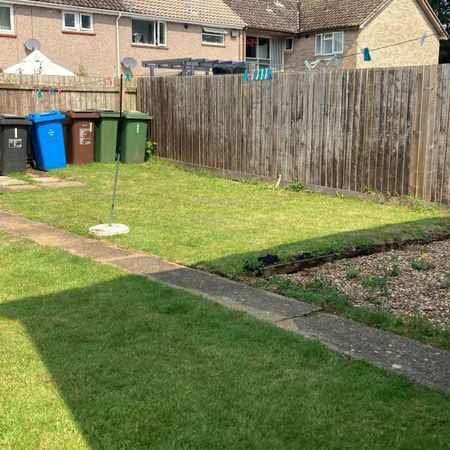 Spacious Double Room in Clean & Tidy Shared House Room 1 - Photo 4