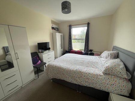 3 bedroom flat to rent - Photo 3