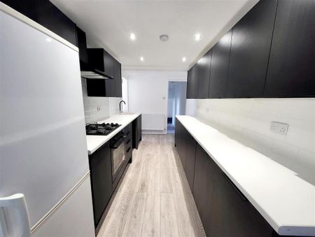 3 bedroom flat to rent - Photo 2