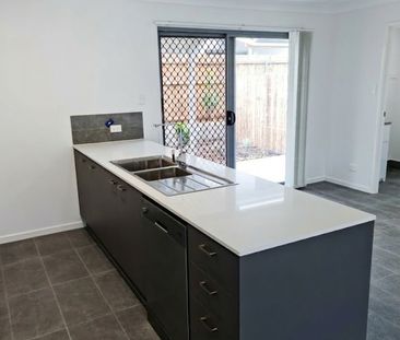 AVAILABLE 15/04/26 - 3 BED 2 BATH TOWNHOUSE WITH DUCTED AIR - Photo 3