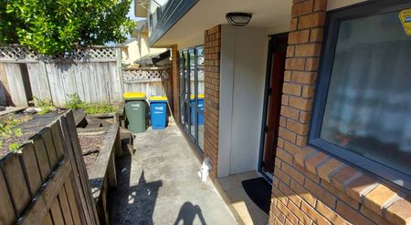 Spacious Family Home in New Lynn - Photo 5