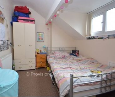 2 Bedroom Student House in Hyde Park - Photo 3