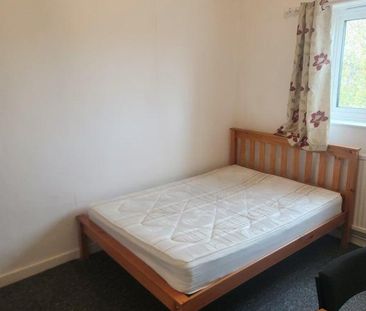 1 bedroom in a flat share to rent - Photo 3