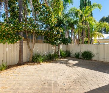 Modern Two-Storey Townhouse in a Secure, Quiet Group - Photo 6