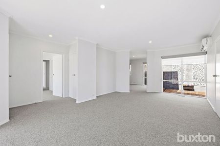 3 BEDROOM HOME IN EXCELLENT LOCATION - Photo 5