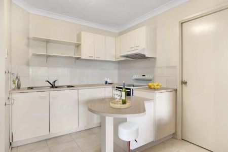 Prime Location Refurbished 2-Bedroom Unit with Ensuite Bathrooms - Photo 2