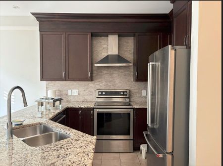 For Lease - 72 Ruffle Lane, Richmond Hill, Ontario - Photo 2