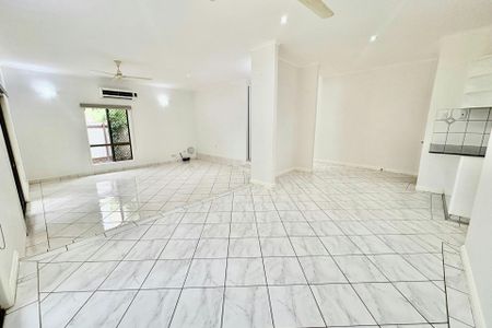 NEAT & COMFORTABLE - Photo 3