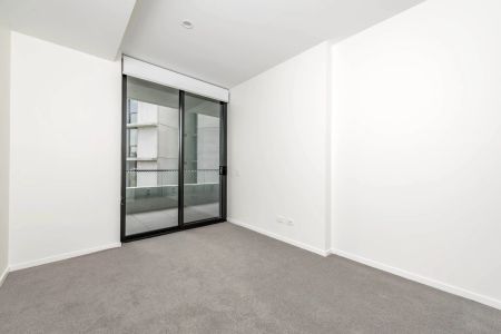 Charming Two-Bedroom Apartment in the sort after Iskia building. - Photo 3