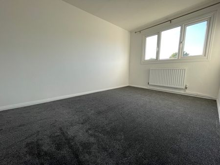 Refurbished 3 Bed End of Terrace House to in Witham, Essex - Photo 2