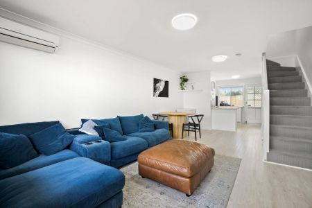 Coastal townhouse living, steps from the foreshore. - Photo 2