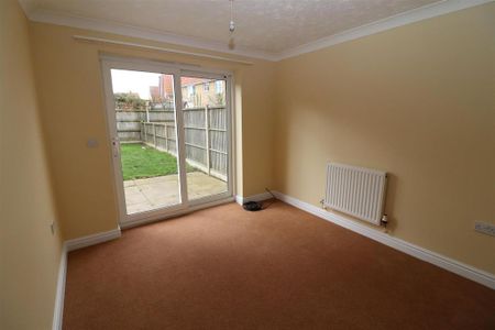 4 bedroom semi-detached house to rent - Photo 2
