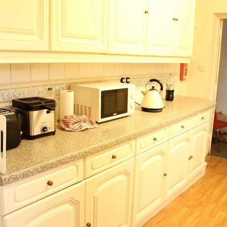 1 bedroom in a house share to rent - Photo 3