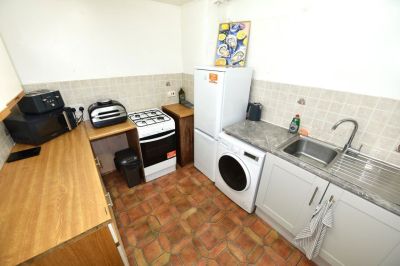 2 bedroom Flat in Otley Road, Leeds - Photo 4