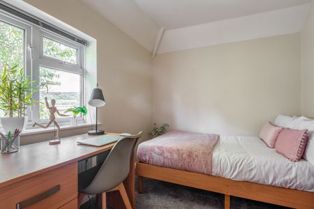 5 Bed Semi-Detached House, Hillside, BN2 - Photo 3