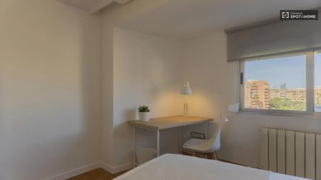 Double bed in Room in a shared 5-bedroom apartment for rent in Sant Antoni, professionals only - Photo 5