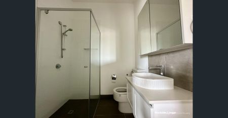 CLOSE TO STATION & SHOPPING CENTRE *LET* - Photo 4