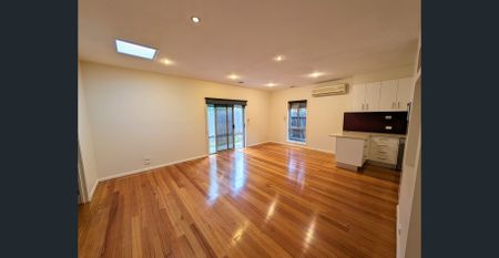 Spacious villa, rear of the block! - Photo 2