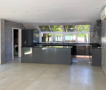 Modern 4-Suite Villa in Exclusive Quinta da Marinha - Photo 5