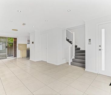 Spacious Three Bedroom Townhouse - Photo 5