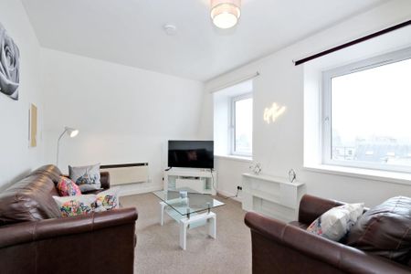 3 bedroom flat to rent - Photo 4