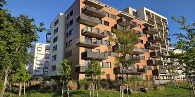 TOP-GELEGENHEIT! | NEUWERTIGE 3-ZIMMER-WOHNUNG | GROSSZÜGIGER BALKON | EWE-DESIGNKÜCHE | NAHE U1 KAGRANER PLATZ - Photo 3