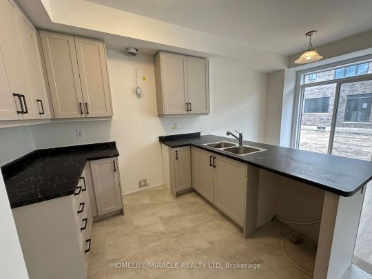 Condo Townhouse For Lease | X8472960 - Photo 1