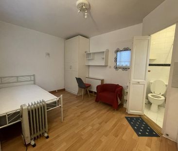 1 bedroom in a house share to rent - Photo 1