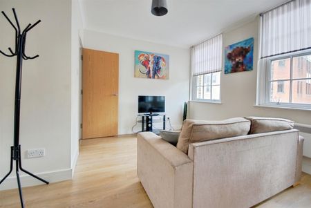 38 High Street, Watford - Photo 3