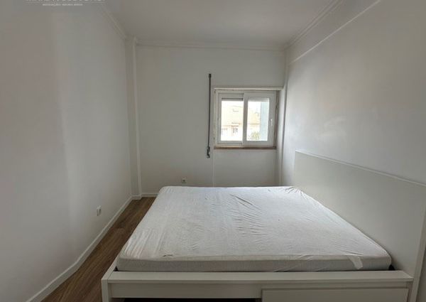 Ótimo apartamento mobilado, situado em zona de comércio, totalmente remodelado.