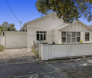 Low-maintenance living with space - Photo 2