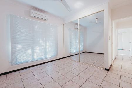 FAMILY RETREAT IN A QUITE CUL-DE-SAC - Photo 5