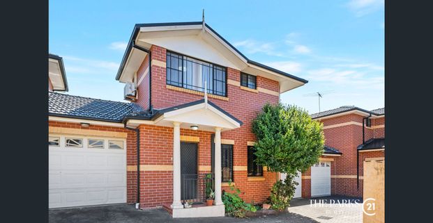 Beautiful Two Bedroom Town House - Photo 1