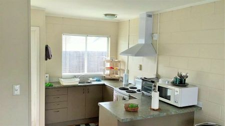 Central Papakura 2 bedroom unit. - Photo 2