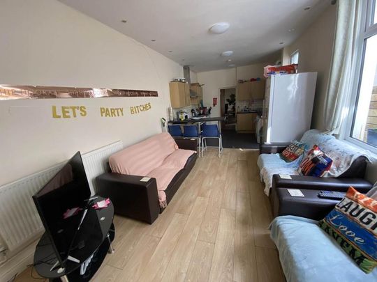 8 bedroom house to rent - Photo 1