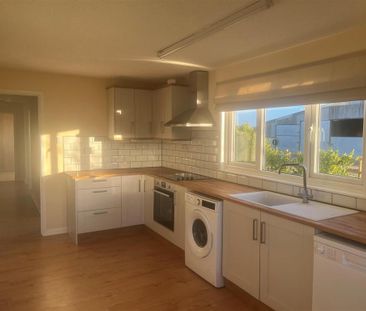 3 bedroom detached bungalow to rent - Photo 4