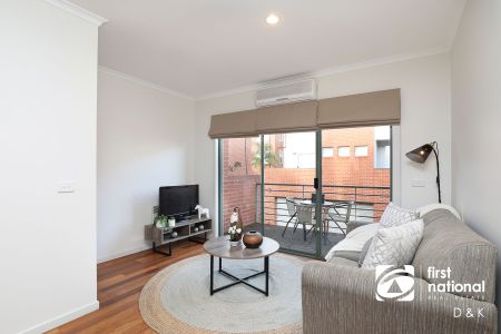 Stylish Three-Storey Townhouse in Prime Location! - Photo 2