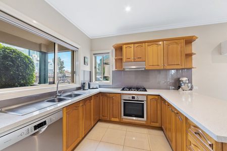 2/10 Winifred Street, Essendon VIC 3040 - Photo 5