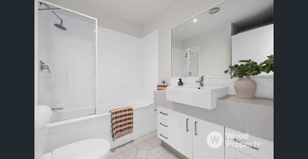 Stunning Park & City Views from Bright 1‑Bedroom St Kilda Apartment - Photo 2