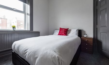 11 Bed Professional HMO, 5 Ensuite Rooms & 3 Communal bathrooms - Photo 4