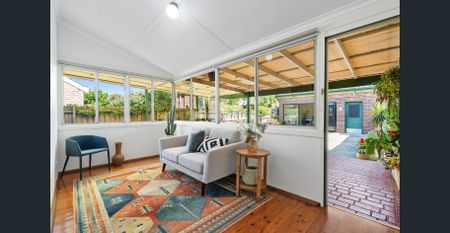 Charming residence in a quiet parkside address - Photo 2