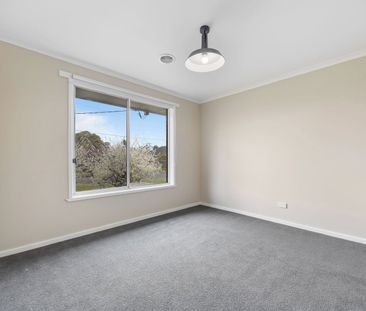 SPACIOUS FOUR BEDROOM HOME WITH LARGE BACK YARD - Photo 3