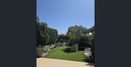 Beautiful & Quiet Fully Furnished 1-Bedroom Apartment with Courtyard - Newtown - Photo 3