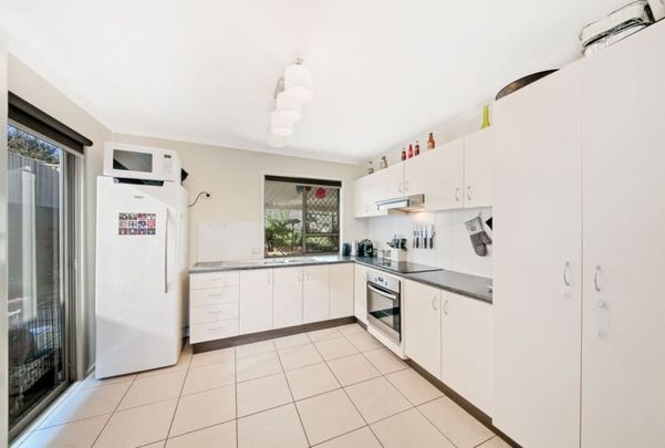 Neat & Tidy Home Close To Parks, Shops & Goodstart Early Learning Petrie! - Photo 1