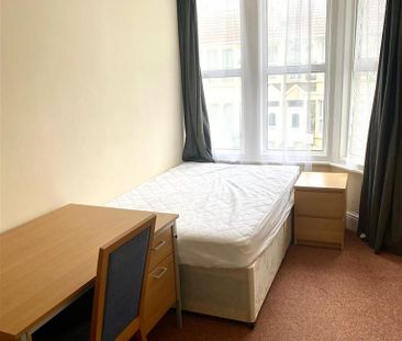 5 bedroom terraced house to rent - Photo 4