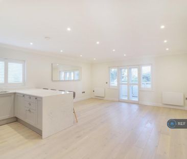 3 bedroom flat to rent - Photo 4